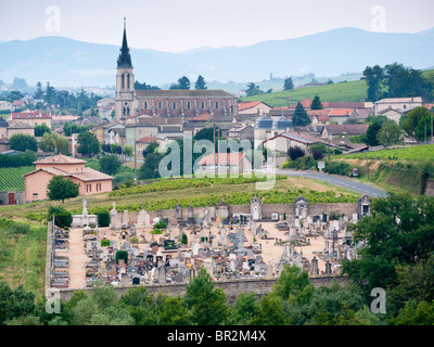 Cimitero e chiesa a Fleurie nel Beaujolais, Francia Foto Stock