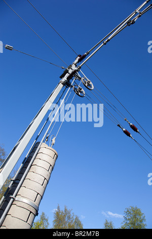 Contrappesi in calcestruzzo appesi ad un sistema di pulegge nei cavi catenaria sospesi della ferrovia ( cavi elettrici ) in tensione corretta , Finlandia Foto Stock