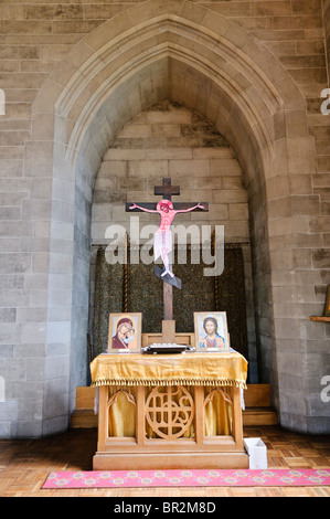 Altare in una chiesa ortodossa greca con un crocifisso di Gesù e icone della Vergine Maria con Bambino e di Gesù Cristo Foto Stock