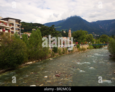 I turisti sulla Piazza Terme lungo il fiume Passirio nella storica South Tirol città di Merano o a Merano Foto Stock