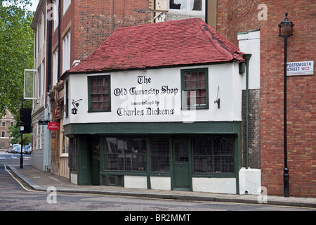 Londra,Portsmouth Street il vecchio negozio di curiosità Luglio 2010 Foto Stock