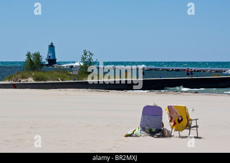 Paesaggio sabbioso con faro e due turisti innalzano una spiaggia cielo azzurro Lago Michigan a Muskegon mi negli Stati Uniti vita vita vita orizzontale ad alta risoluzione Foto Stock