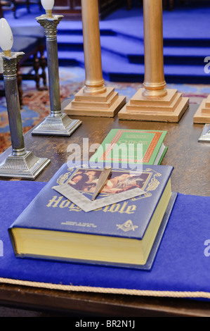 La Sacra Bibbia e il Santo Corano su una tabella in un Masonic Lodge Foto Stock