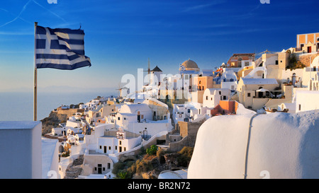 La cittadina di Oia è coperto nella luce dorata del sole al tramonto. Oia,l'isola di Santorini, Grecia. Foto Stock