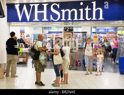 WH Smith store, partenze, South terminal, l' aeroporto di Gatwick, Regno Unito Foto Stock