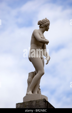 Statua di Venere nella parte superiore della colonna di stile dorico nei motivi del Chiswick House Londra Inghilterra REGNO UNITO Foto Stock