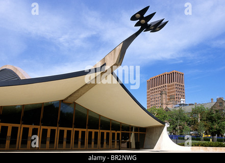 Yale University Ingalls Rink e arena sportiva. Eero Saarinen, architetto, David S Ingalls Rink e Kline Biology Tower. New Haven Connecticut USA Foto Stock