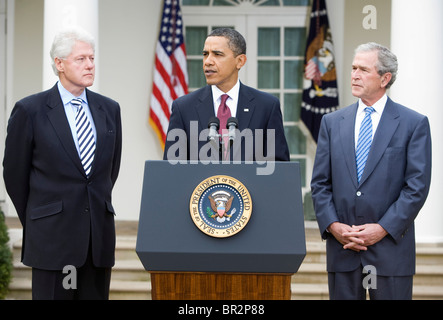 Il presidente Barack Obama con gli ex Presidenti George Bush e Bill Clinton. Foto Stock