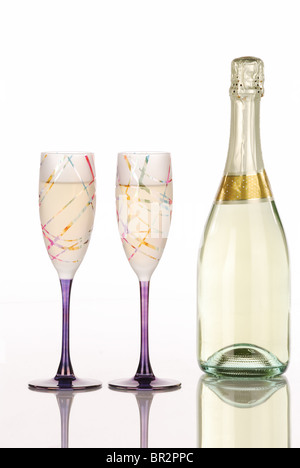 Bottiglia di champagne con due bicchieri di festa con sfondo bianco Foto Stock