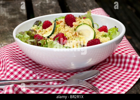 Il cous cous Insalata con zucchine e lamponi e pinoli. Foto Stock