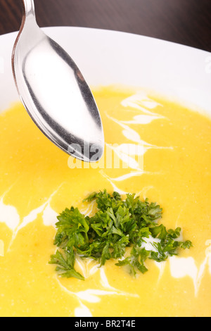 Ciotola a caldo di una deliziosa zuppa di zucca Foto Stock