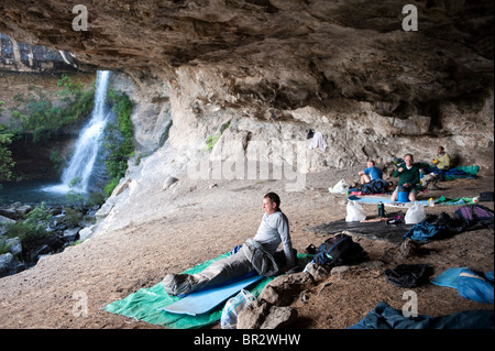 Gli escursionisti dormire in grotta Aasvoelkrantz, Highmoor riserva naturale, uKhahlamba Drakensberg Park, Sud Africa Foto Stock