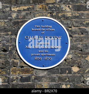 Targa blu sul muro di mattoni di edificio che ospitava l'appartamento privato & uffici del famoso Charles Dickens magazine Westminster Londra Inghilterra REGNO UNITO Foto Stock