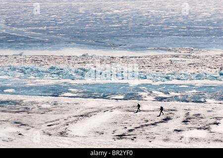 Gli escursionisti sul lago ghiacciato di Baikal durante l inverno in Siberia, Russia. Foto Stock