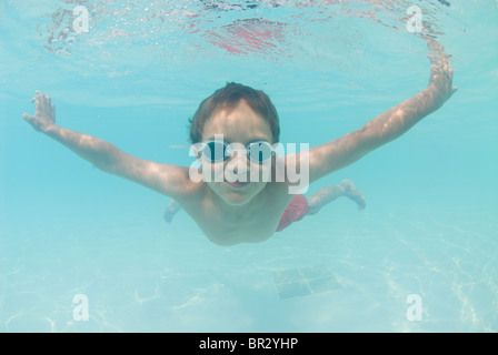 Un ragazzo di nuoto sott'acqua su 7 Luglio, 2007 a Fort Collins, Colorado. Foto Stock