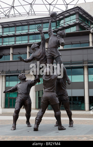 I giocatori Rugy scultura statua o al di fuori di Twickenham Stadium di Londra Foto Stock