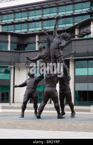 I giocatori Rugy scultura statua o al di fuori di Twickenham Stadium di Londra Foto Stock