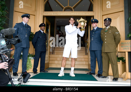 Rafael Nadal (ESP) con il trofeo sulla parte anteriore passi di corte centrale dopo aver vinto il maschile di tennis di Wimbledon 2010 Foto Stock