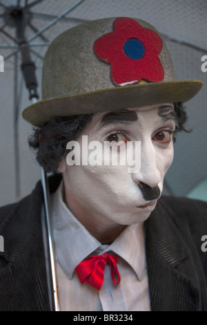 Animatore di strada a Venezia, Italia, vestito come Charlie Chaplin Foto Stock