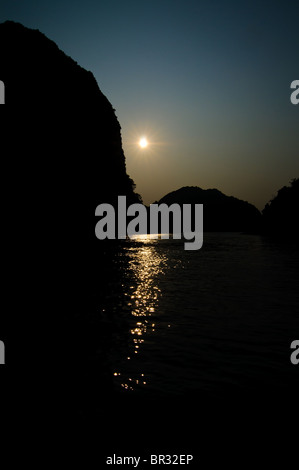 Tramonto nella baia di Halong, Vietnam Foto Stock