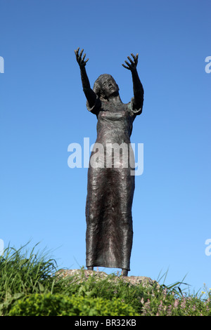 In attesa sulla riva, statua Rosses Point, nella contea di Sligo Foto Stock