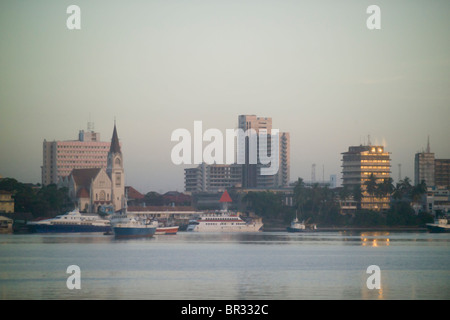 Una veduta del porto e il centro cittadino di Dar es Salaam, Tanzania. Foto Stock