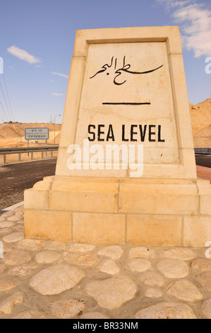 Livello del mare segno sulla strada da Gerusalemme al Mar Morto, Cisgiordania, Israele, vicino Oriente, Orient Foto Stock