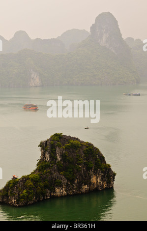 Vista delle formazioni calcaree nella baia di Halong, Vietnam Foto Stock