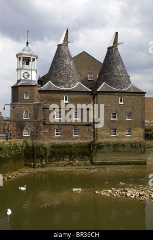 Mulino di clock tre mulini isola Londra Inghilterra REGNO UNITO Foto Stock