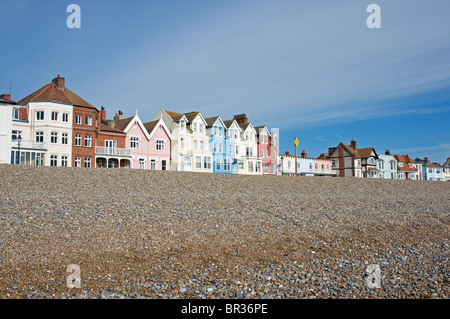 Le proprietà del lungomare, Aldeburgh, Suffolk, Regno Unito. Foto Stock