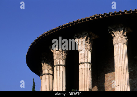 Italia, Roma, foro Boario, tempio di Ercole Vittore (chiamato anche tempio di Vesta), colonne romane da vicino Foto Stock