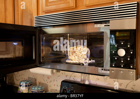 Il forno a microonde e pop-corn Foto stock - Alamy