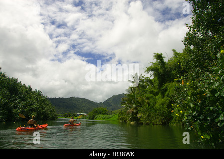 Kayakers il fiume Hanalei sulla costa di Na Pali, Kauai, Hawaii Foto Stock