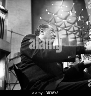Duke Ellington prova ad un pianoforte per un concerto per la ABC Television nella Cattedrale di Coventry . 24 FEB 1966 FOTO DI DAVID BAGNALL Foto Stock