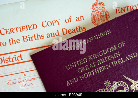Regno Unito il certificato di nascita e Passaporto Foto Stock