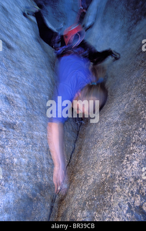 Scalatore femmina che portano a spasso salita (angolo alto punto di vista). Foto Stock