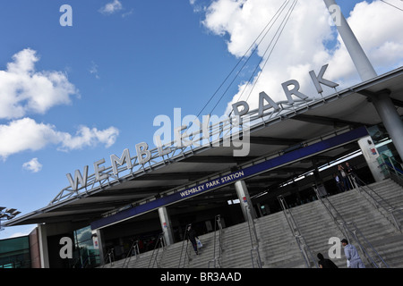 Dalla stazione di Wembley per lo stadio di Wembley, tutte ricche di storia calcistica. Foto Stock