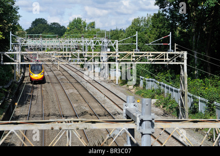 Vergine treno pendolino in direzione sud verso London Euston, UK. Foto Stock