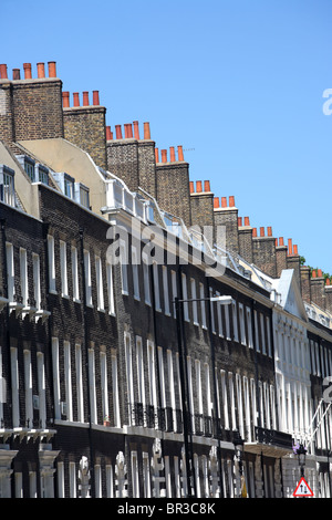 Uno scorcio di case in Bayley Street dalla stazione di Tottenham Court Road, Westminster, Londra, WC1. Foto Stock