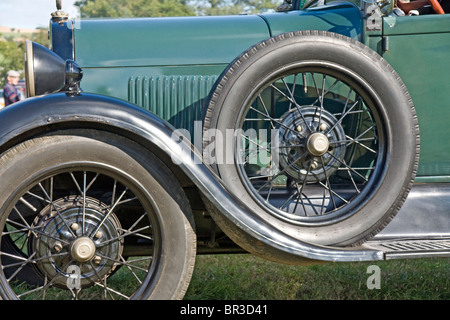 Nearside anteriore ruota e ruota di scorta su un modello 1928 una Ford Pick-up. Foto Stock