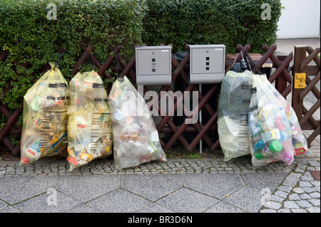 Rifiuti domestici ordinati in sacchi di riciclaggio al di fuori di casa a Berlino Germania Foto Stock