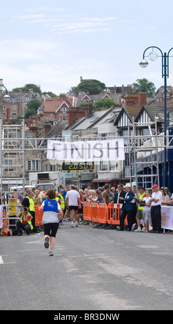 La linea di finitura del Swanage mezza maratona Foto Stock