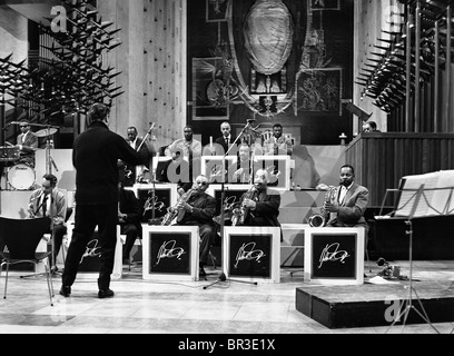 Duke Ellington dirige la sua band durante le prove per un concerto per la ABC Television nella Cattedrale di Coventry 24 febbraio 1966 FOTO DI DAVID BAGNALL Foto Stock