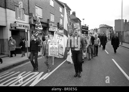 Il fronte Nazionale marcia a Wolverhampton 1981 consiglio locale NF candidato Eric Shaw al centro. Foto Stock