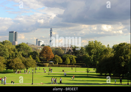 La gente che camminava sul Primrose Hill Foto Stock