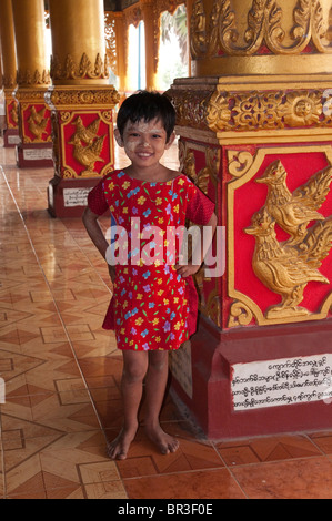 Myanmar. La Birmania. Bago. La Hintha Gon Paya. Ritratto di una giovane ragazza sorridente Foto Stock