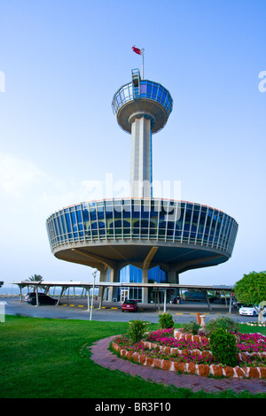 Il ristorante & torre di osservazione a metà su Causeway King Fahd tra Bahrein e Arabia Saudita Foto Stock