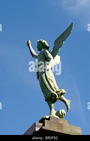 Angelo alato statua a Puebla, in Messico. Il centro storico di Puebla è un sito Patrimonio Mondiale dell'UNESCO. Foto Stock