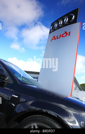 Auto usate per la vendita su una concessionaria Audi e il piazzale antistante Foto Stock