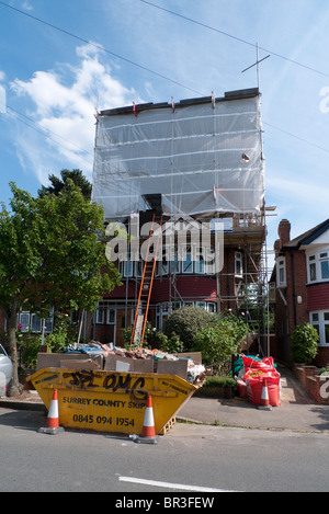 Un salto si trova al di fuori di una casa nel processo di avere una conversione del loft Foto Stock